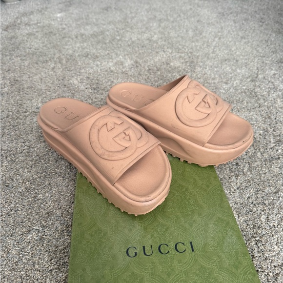 Gucci Tan Mules with Iconic GG Logo - Picture 1 of 4